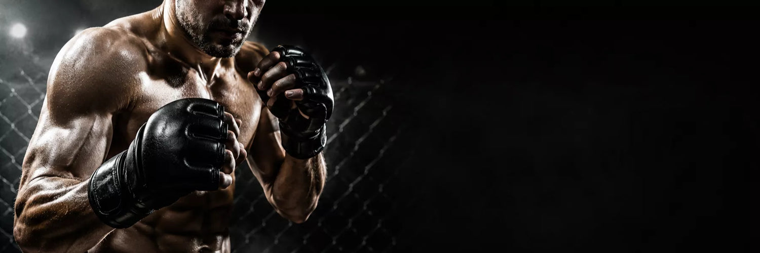 Lutador de MMA em posição de combate usando luvas de MMA pretas